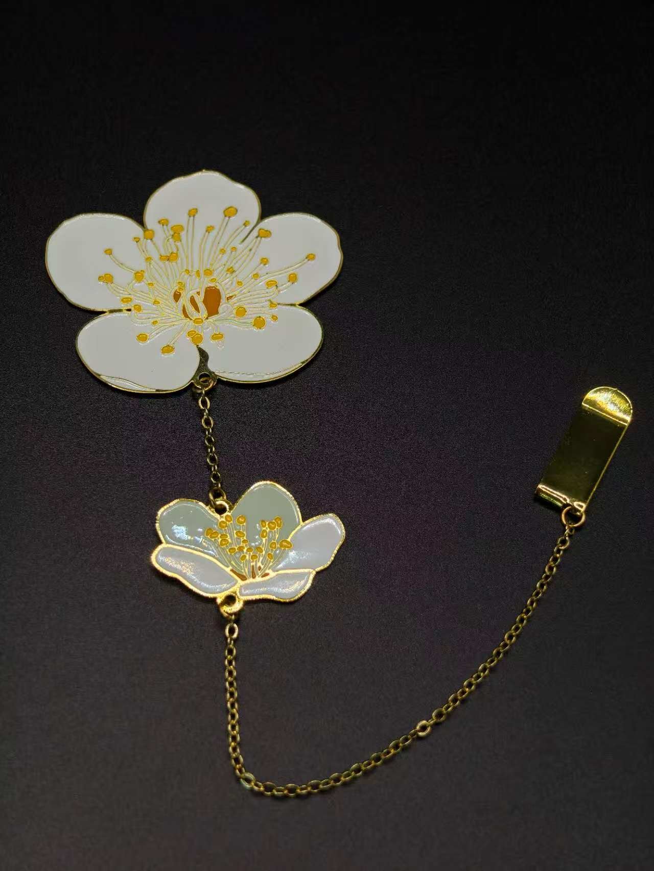 Exquisite Metal Floral Bookmark Collection: Hydrangea, Tulip, Calla Lily, Plum Blossom & Daisy - Ideal for Bookworms and Flower Lovers - 图片 3