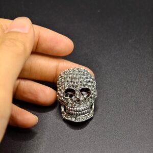 Rhinestone-Encrusted Skull Lapel Pin – Gothic Silver Bling Badge for Fashion & Accessory Enthusiasts