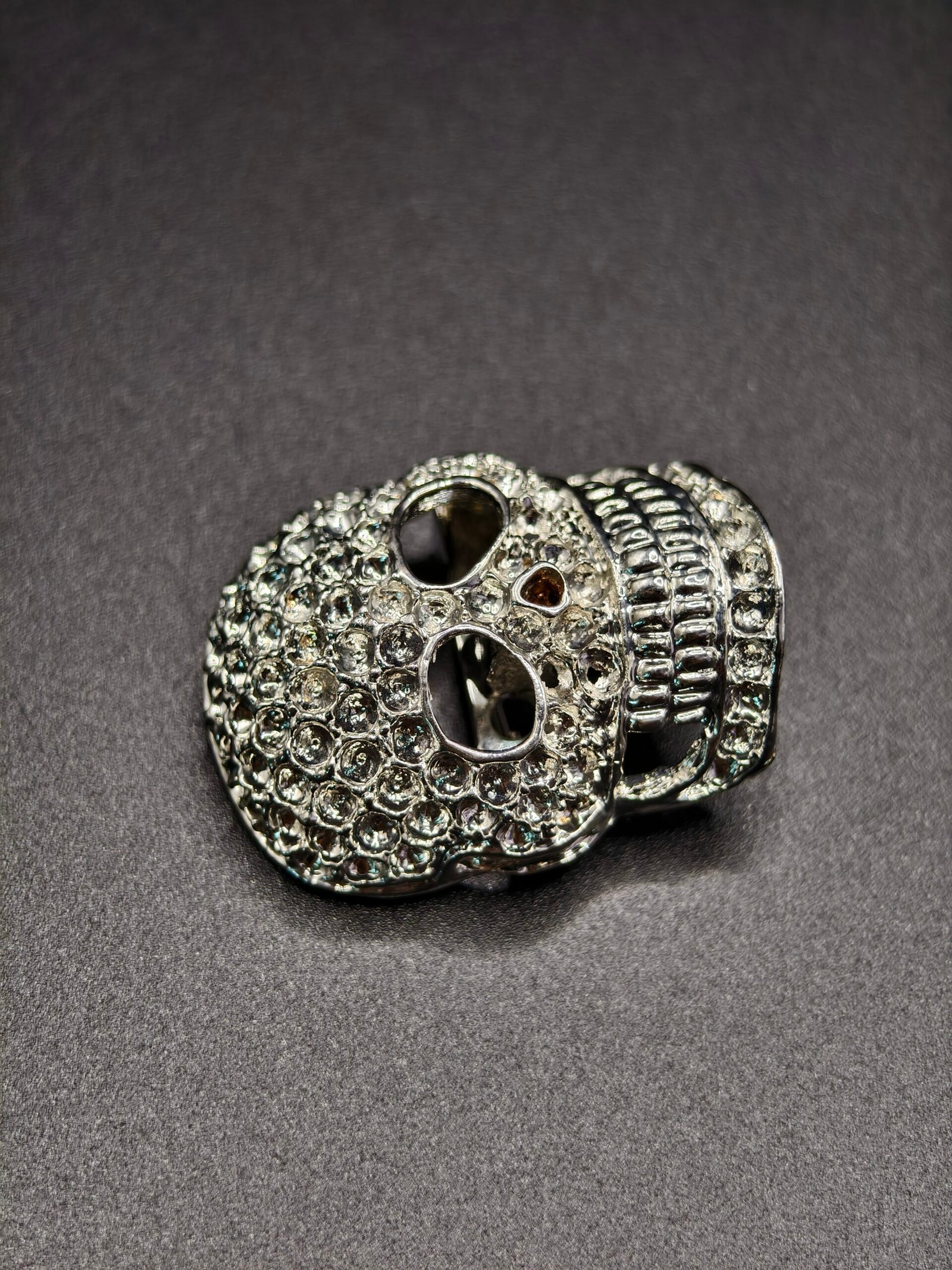 Rhinestone-Encrusted Skull Lapel Pin - Gothic Silver Bling Badge for Fashion & Accessory Enthusiasts - 图片 3