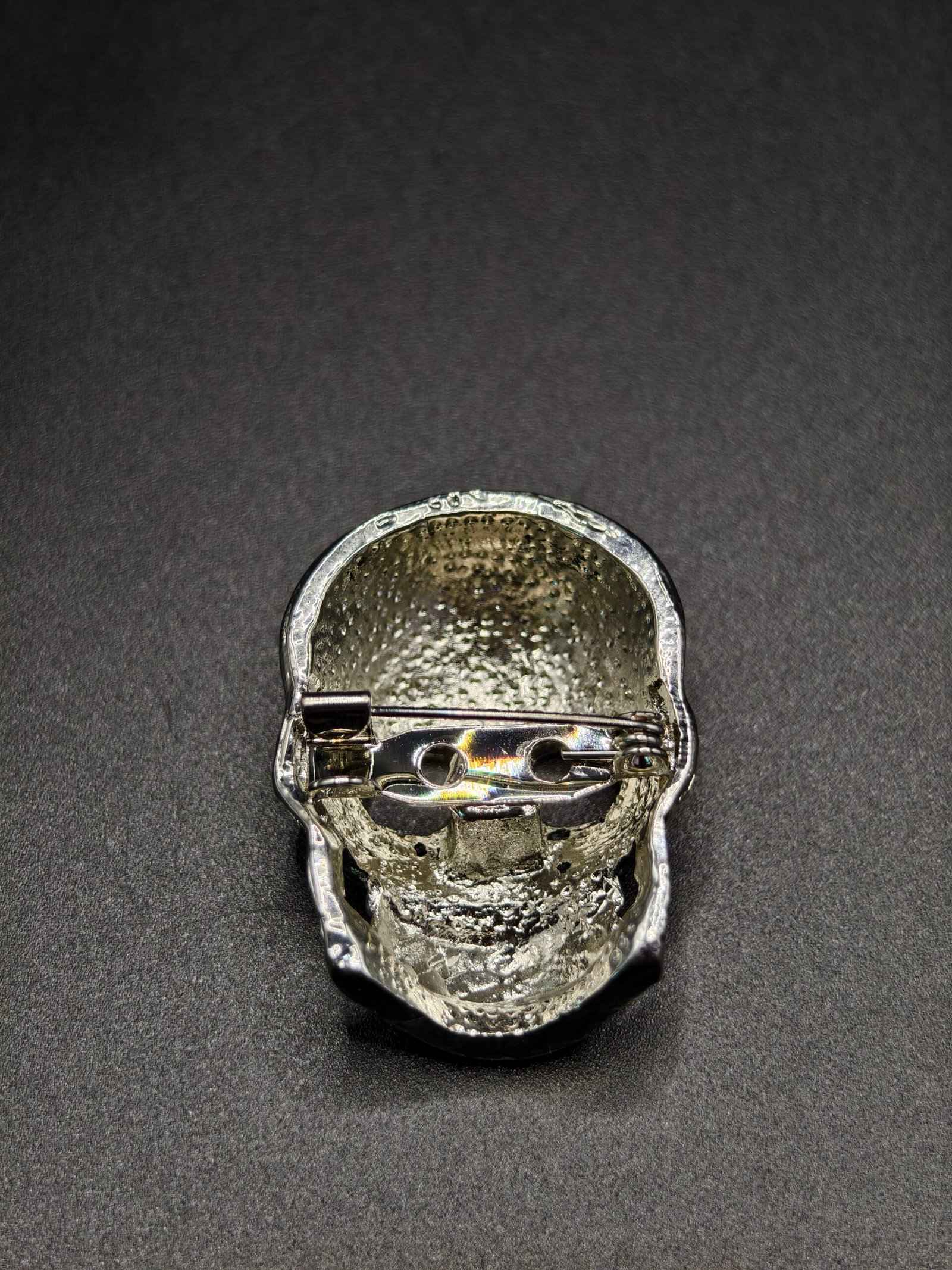 Rhinestone-Encrusted Skull Lapel Pin - Gothic Silver Bling Badge for Fashion & Accessory Enthusiasts - 图片 4